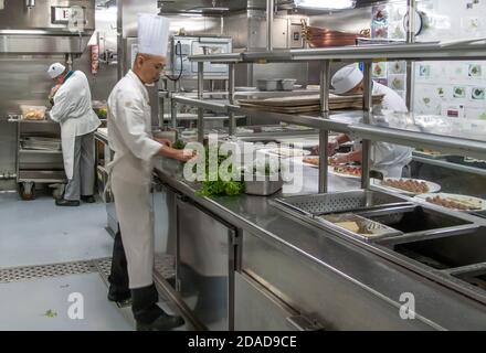 Küchenchefs, die in der Cruise Ship Galley arbeiten Stockfoto