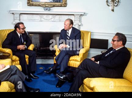 Der Präsident der Vereinigten Staaten, Gerald R. Ford, Mitte, trifft Simcha Dinitz, Botschafter Israels in den Vereinigten Staaten, links, im Oval Office des Weißen Hauses in Washington, DC am 9. August 1974. Rechts ist Dr. Henry A. Kissinger, Staatssekretär und Assistent des Präsidenten für nationale Sicherheitsangelegenheiten.Quelle: Arnie Sachs/CNP Stockfoto