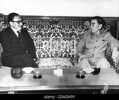 Auf diesem Foto, das vom Weißen Haus veröffentlicht wurde, trifft Dr. Henry A. Kissinger, Assistent des Präsidenten (Nixon) für nationale Sicherheitsangelegenheiten, am 9. Juli 1971 im Regierungsgasthaus in Peking, China, den Premierminister Chou en-lai der Volksrepublik China. Das Treffen, das im Geheimen abgehalten wurde, wird den Weg ebnen für US-Präsident Richard M. Nixon, sich persönlich mit dem chinesischen Führer zu treffen.Quelle: Weißes Haus über CNP weltweite Nutzung Stockfoto