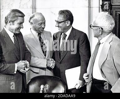 Der designierte US-Außenminister Henry A. Kissinger, rechts in der Mitte, wird von US-Senator Charles H. Percy (Republikaner von Illinois), links, US-Senator Jacob K. Javits (Republikaner von New York), links in der Mitte begrüßt. Und US-Senator George Aiken (Republikaner von Vermont), rechts, wie er vor dem US-Senatsausschuss für Auswärtige Beziehungen aussagte, am 7. September 1973 als US-Außenminister auf dem Capitol Hill in Washington, DC bestätigt zu werden.Quelle: Benjamin E. 'Gene' Forte - CNP Verwendung weltweit Stockfoto