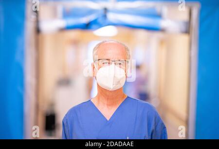 Berlin, Deutschland. November 2020. Hans Weigeldt, Pandemiebeauftragter des Bethel-Krankenhauses Berlin, blickt vor seiner Station in die Kamera des Fotografen. Quelle: Kay Nietfeld/dpa/Alamy Live News Stockfoto