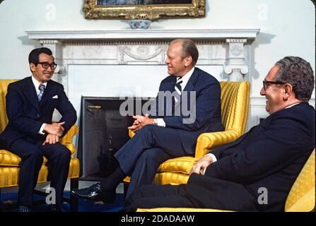 US-Präsident Gerald R. Ford, zweite rechts, trifft Tran Kim Phuong, Botschafter der Republik Südvietnam in den USA, zweite links, am 9. August 1974 im Oval Office des Weißen Hauses in Washington, DC. Rechts ist Dr. Henry A. Kissinger, Staatssekretär und Assistent des Präsidenten für nationale Sicherheitsangelegenheiten.Quelle: Arnie Sachs/CNP Stockfoto