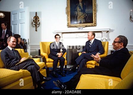 US-Präsident Gerald R. Ford, zweite rechts, trifft Tran Kim Phuong, Botschafter der Republik Südvietnam in den USA, zweite links, am 9. August 1974 im Oval Office des Weißen Hauses in Washington, DC. Im Blick sind LT. General Brent Scowcroft, stellvertretender Assistent des Präsidenten für nationale Sicherheitsangelegenheiten, links und Dr. Henry A. Kissinger, Staatssekretär und Assistent des Präsidenten für nationale Sicherheitsangelegenheiten, rechts.Quelle: Arnie Sachs/CNP Verwendung weltweit Stockfoto