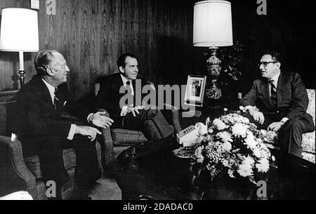 Auf diesem Foto, das vom Weißen Haus veröffentlicht wurde, trifft US-Präsident Richard M. Nixon, Mitte, den US-Sicherheitsberater Henry A. Kissinger, rechts, und US-Außenminister William P. Rogers, links, im westlichen Weißen Haus in San Clemente, Kalifornien am 13. Juli 1971. Kissinger berichtete Nixon und Rogers über seine heimliche Reise nach Peking, China, um Chou en-lai zu treffen, um dem Präsidenten den Weg zu ebnen, China zu besuchen.Quelle: Weißes Haus über CNP (Nutzung weltweit) Stockfoto