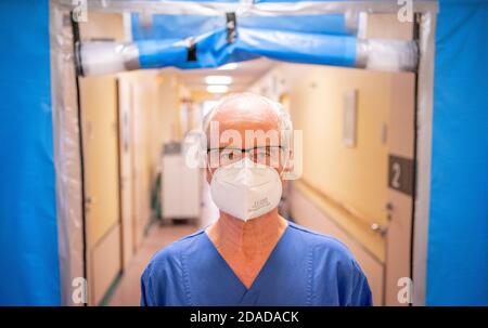 Berlin, Deutschland. November 2020. Hans Weigeldt, Pandemiebeauftragter des Bethel-Krankenhauses Berlin, blickt vor seiner Station in die Kamera des Fotografen. Quelle: Kay Nietfeld/dpa/Alamy Live News Stockfoto
