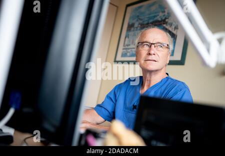 Berlin, Deutschland. November 2020. Hans Weigeldt, Pandemiebeauftragter des Bethel-Krankenhauses Berlin, blickt aus dem Fenster an seinen Schreibtisch. Quelle: Kay Nietfeld/dpa/Alamy Live News Stockfoto