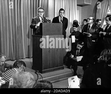 Der Nationale Sicherheitsberater der Vereinigten Staaten, Henry A. Kissinger, informiert Reporter über seine Reise nach Peking und Hanoi am 22. Februar 1973 im Pressebesprechung des Weißen Hauses in Washington, DC. Kissinger kündigte an, dass zwei amerikanische Kriegsgefangene, die von den Chinesen seit 1957 festgehalten wurden, freigelassen werden und kündigte auch an, dass die diplomatischen Beziehungen mit China in Form einer chinesischen Delegation in die USA beginnen würden. Rechts steht der Pressesprecher des Weißen Hauses Ron Ziegler.Quelle: Benjamin E. 'Gene' Forte/CNP weltweit Stockfoto