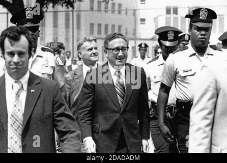 Der US-Außenminister Henry A. Kissinger kommt am 10. Juli 1974 beim US-Bezirksgericht in Washington, DC an, um während des Break-in-Falles Ellsburg auszusagen. Kissinger war neunzig Sekunden lang auf dem Stand und verweigerte jegliche Vorkenntnis der Einbruchpläne der "Klempner"-Operation des Weißen Hauses bei der Untersuchung von Dr. Daniel Ellsberg.Quelle: Barry Soorenko/CNP weltweite Nutzung Stockfoto