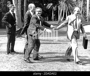 Außenminister Jean Sauvagnargues von Frankreich, rechts, verabschiedet sich eilig von US-Außenminister Henry A. Kissinger, zweiter rechts, Als er am 28. Juni 1976 zum Abschluss des Wirtschaftsgipfels der sieben Nationen in der Landezone des Golfplatzes Dorado Beach Hotel in San Juan, Puerto Rico, zu einem wartenden Hubschrauber eilt. Der französische Präsident Valéry Giscard d'Estaing wartete im Hubschrauber auf Sauvagnargues. US-Präsident Gerald R. Ford, zweite Linke, und US-Finanzminister, linke, schauen Sie sich an.Quelle: Arnie Sachs/CNP weltweite Nutzung Stockfoto