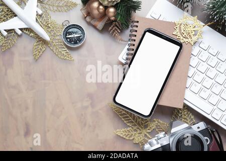 Mockup blank weißen Bildschirm Smartphone für Weihnachten Neujahr Urlaub Reise Hintergrund Konzept auf Home Office Schreibtisch, Flat Lay Top-Ansicht Mock up mobile ph Stockfoto