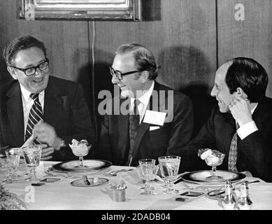 US-Außenminister Henry A. Kissinger, links, veranstaltet am 12. Februar 1974 ein Mittagessen für die Delegierten, die an der 13. Nationalen Ölkonferenz in Washington, DC, teilnehmen. Mit dem Minister Kissinger sitzen der Minister für Energie, Lord Peter Carrington des Vereinigten Königreichs, Mitte, und der Minister für auswärtige Angelegenheiten Michel Jobert von Frankreich, rechts. Jobert widerlegt sich dem Rest der Nationen in seinem Widerwillen, die arabischen Nationen zu ärgern, die den größten Teil des Öls für Frankreich liefern.Quelle: Benjamin E. 'Gene' Forte - CNP weltweite Nutzung Stockfoto