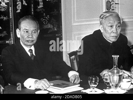 Dieses Foto wurde während der Gespräche zwischen Dr. Henry A. Kissinger und Le Duc Tho aus Nordvietnam in St. Nom la Breteche Yvelines, Frankreich, am 13. Januar 1973 aufgenommen. Von links nach rechts: Minister Xuan Thuy, Leiter der DRV-Delegation in Paris Vietnamkonferenz, links, und Le Duc Tho, Sonderberater der DRV-Delegation bei der Pariser Konferenz, rechts.Quelle: Weißes Haus über CNP weltweit Stockfoto