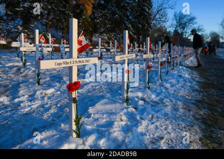 Calgary, Alberta, Kanada. November 2020. Am Gedenktag am 11. November, am Field of Crosses Memorial in Calgary, Alberta, laufen die Mitglieder der Öffentlichkeit durch Kreuzreihen. Das Feld der Kreuze ist ein jährliches Denkmal, das die fast 120,000 kanadischen Veteranen anerkennt, die seit 1914 in Kriegen ihr Leben verloren haben. Quelle: Gavin John/ZUMA Wire/Alamy Live News Stockfoto