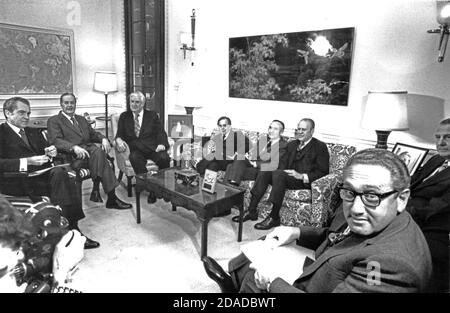 Auf diesem Foto, das vom Weißen Haus veröffentlicht wurde, trifft US-Präsident Richard M. Nixon, links, die parteiübergreifende US-Kongressleitung vor seiner Fernsehansprache, in der er den „Abschluss eines Abkommens zur Beendigung des Krieges und zur Wiederherstellung des Friedens in Vietnam“ im Weißen Haus in Washington, DC am 23. Januar ankündigte, 1973. Von links nach rechts: Präsident Nixon; Minderheitsführer des US-Senats Hugh Scott (Republikaner von Pennsylvania); Mehrheitsführer des US-Repräsentantenhauses Thomas P. „Tip“ O’Neill (Demokrat von Massachusetts); Sprecher des US-Repräsentantenhauses Carl Albert (Demokrat von Oklahoma); Mehrheit des US-Senats Stockfoto