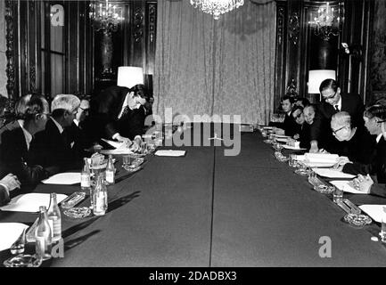 Auf diesem Foto, das vom Weißen Haus veröffentlicht wurde, initiale Dr. Henry A. Kissinger, links in der Mitte, das Vietnam-Friedensabkommen in Paris, Frankreich am Dienstag, 23. Januar 1973. Auf dem Foto sind unter anderem Le Duc Tho, das Kissinger-Team, Winston Lord, nordvietnamesische Unterhändler, südvietnamesische Unterhändler, Le Duc Tho und nicht identifizierte Amtsträger.Pflichtangabe: Robert L. Knudsen / White House via CNP / MediaPunch Stockfoto