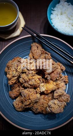 Karage - Japanisches gebratenes Huhn mit Reis und Tee Stockfoto