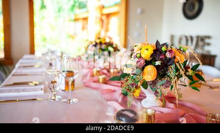 Hochzeit Esstisch mit Blumen und Dekoration Stockfoto