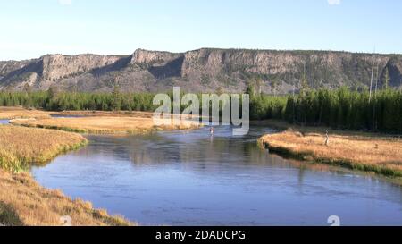 Lange Aufnahme eines Fliegenfischer, der auf dem madison River des yellowstone National Park, usa, guß Stockfoto