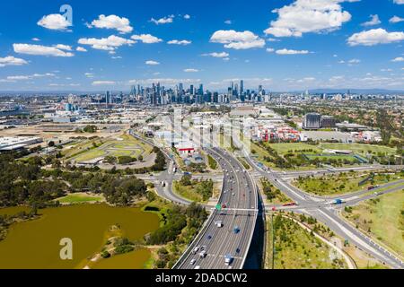 Luftaufnahme der Autobahn, die mit Melbourne CBD verbunden ist Stockfoto