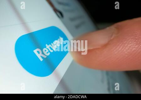 Makroaufnahme des Klickens der retweeten Taste in Twitter Stockfoto