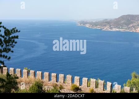 Alte Festung Steinmauer auf blauem Meer Hintergrund. Stockfoto