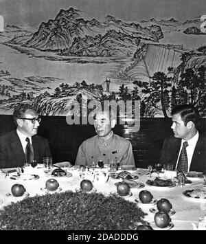 Auf diesem Foto, das vom Weißen Haus veröffentlicht wurde, wurde dieses Foto bei einem Bankett aufgenommen, das Premier Chou en-lai von der Volksrepublik China für die amerikanische Partei in der Großen Halle des Volkes am 20. Oktober 1971 gegeben hat. Von links nach rechts: Henry A. Kissinger, Assistent des Präsidenten (Nixon) für nationale Sicherheitsangelegenheiten; Chou en-lai, Premierminister der Volksrepublik China; und Dwight L. Chapin, stellvertretender Assistent des Präsidenten (Nixon).Quelle: Weißes Haus über CNP / MediaPunch Stockfoto