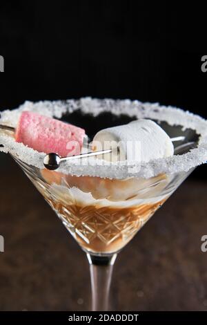 Irischer Cremelikör in einem martiniglas mit Marshmallows. Nahaufnahme Stockfoto