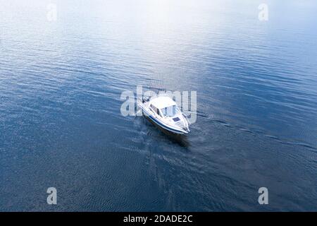 Luftaufnahme Fischer auf dem Boot am Meer. Draufsicht wunderschöne Seestruine mit dem Fischerboot. Luftbild Angeln Motorboot mit Angler. Meer w Stockfoto