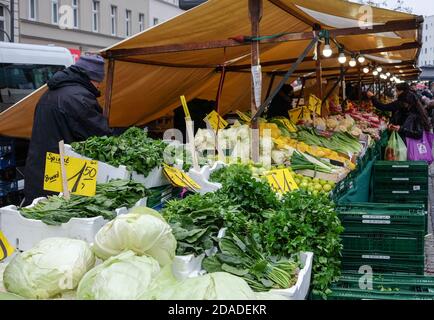 Berlin, Deutschland. November 2020. Ein Gemüsehändler bietet frisches Obst und Gemüse auf dem Wochenmarkt am Hermannplatz. Quelle: Jens Kalaene/dpa-Zentralbild/ZB/dpa/Alamy Live News Stockfoto