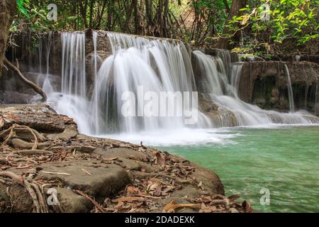 Wunderschöner Wasserfall von Huai Mae Khamin, Thailand Stockfoto