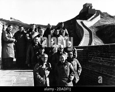 Auf diesem Foto, das vom Weißen Haus veröffentlicht wurde, wurde dieses Bild am 22. Oktober 1971 an der Chinesischen Mauer aufgenommen. Von links nach rechts: Erste Reihe -- Henry A. Kissinger, Assistent des Präsidenten (Nixon) für nationale Sicherheitsangelegenheiten; Chi P'eng-fei, amtierender Außenminister (der Volksrepublik China) und Dolmetscher. Zweite Reihe -- Hsiung Hsiang-hui, Sekretär des Premierministers (der Volksrepublik China); John Ready, (Vereinigte Staaten) Geheimdienst. Dritte Reihe -- Brigadegeneral J.D. Hughes, militärischer Assistent des Präsidenten (Nixon); Dwight L. Chapin, stellvertretender Assistent des Stockfoto