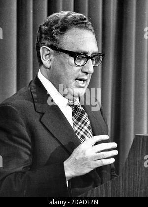 US-Außenminister Dr. Henry A. Kissinger führt eine Pressekonferenz durch, in der er ankündigte, dass die Evakuierung von US-Mitarbeitern aus Vietnam abgeschlossen sei und dass die US-Beteiligung in diesem Land am 29. April 1975 im Gebäude des Alten Exekutivbüros in Washington, DC, beendet sei. Kissinger verzögerte seine Ankündigung, bis der letzte Amerikaner aus Saigon ausgehoben wurde. Der Sekretär bekräftigte, dass die USA alle ihre Verpflichtungen weltweit einhalten werden.Quelle: Benjamin E. 'Gene' Forte / CNP / MediaPunch Stockfoto