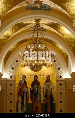 Belgrad, Serbien, 19. Dezember 2019: Kirche des Heiligen Sava Bild mit drei Heiligen, die größte orthodoxe Kathedrale der Welt Stockfoto