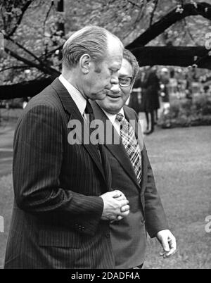 US-Präsident Gerald R. Ford, links, spricht mit US-Außenminister Henry A. Kissinger, während sie durch den Rosengarten gehen, nachdem sie König Hussein von Jordanien nach ihrem Treffen im Oval Office des Weißen Hauses in Washington, DC am 29. April 1975 zu seinem Auto eskortiert haben.Quelle: Benjamin E. 'Gene' Forte - CNP / MediaPunch Stockfoto