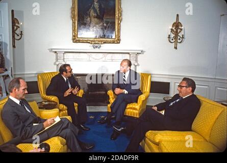 Der Präsident der Vereinigten Staaten, Gerald R. Ford, zweite rechts, trifft Simcha Dinitz, Botschafter Israels in den USA, zweite links, am 9. August 1974 im Oval Office des Weißen Hauses in Washington, DC. Im Blick stehen LT. General Brent Scowcroft, Stellvertretender Assistent des Präsidenten für nationale Sicherheitsangelegenheiten, links und Dr. Henry A. Kissinger, Staatssekretär und Assistent des Präsidenten für nationale Sicherheitsangelegenheiten, rechts.Quelle: Arnie Sachs / CNP / MediaPunch Stockfoto