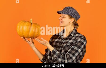 Gesunde Ernährung wächst. Retro Frau halten Kürbis. Mädchen mit Kürbis. Landwirt Ernte auf dem Land. Herbst saisonal Konzept. Herbsternte. Alles gute zum Erntedankfest. Frohe halloween. Stockfoto