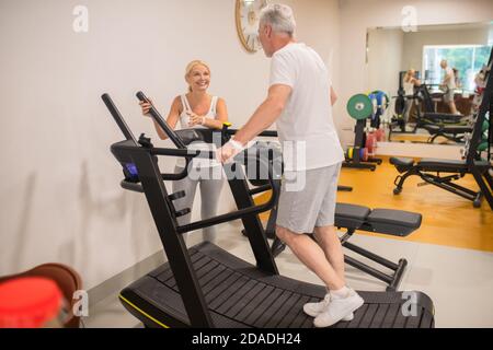 Ein Mann und eine Frau trainieren auf Laufbändern Stockfoto