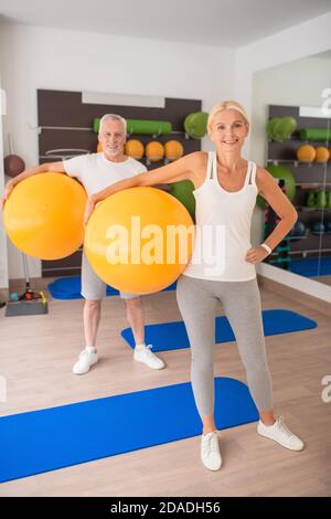 Ein Paar mittleren Alters, das ein Fitnesstraining hat und sich gut fühlt Stockfoto