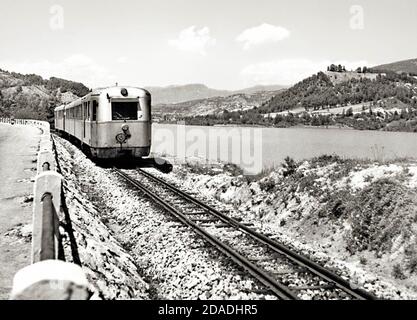 Ein Zug der DMU-801 nach Süden fährt am Südufer entlang Des Jablanica Reservoirs Stockfoto