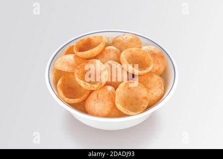 Knusprig und knackig salzig Weizenbecher & Katori, Vatka, Mond-Chips, Vatki, fryums oder Frymus, Snack-Lebensmittel, Indian Pouch Verpackung Street Food, selektive Fokus Stockfoto