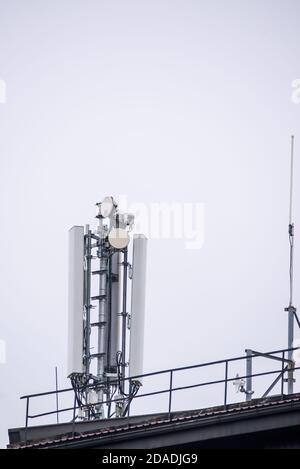 RIGA, LETTLAND. Oktober 2020. 5G Smart-Mobilfunk-Funknetzantenne auf dem Dach. Stockfoto
