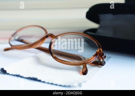 Schmutzige Gläser und Etui mit Brillenreinigungstuch Stockfoto