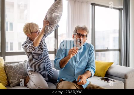 Familienstreit. Verärgert, verängstigt Senior Mann gegen wütende Frau zu Hause Stockfoto