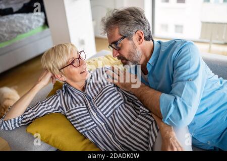 Schöner älterer Mann und attraktive alte Frau haben Beziehung Probleme Stockfoto
