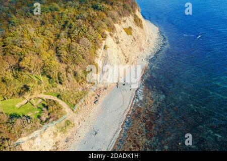 Luftaufnahme von oben auf die Küste mit Felsen Klippen, wilden Strand für Natururlaub. Stockfoto