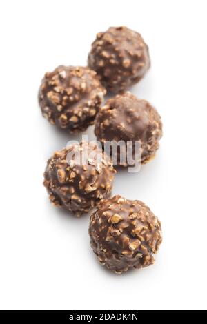 Süße Schokoladentrüffel. Leckere belgische Pralinen Kugeln isoliert auf weißem Hintergrund. Stockfoto