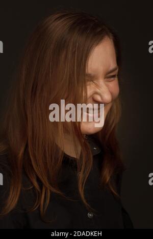 Porträt einer jungen Frau im Studio Stockfoto