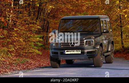 Mercedes G 500 AMG SUV fährt auf Herbststraße Stockfoto