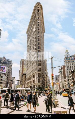 Flatiron Building in NYC. Ursprünglich das Fuller Building, ist ein dreieckiges Stahlrahmen-Gebäude mit Grundkennzeichen an der 175 Fifth Avenue in der Gemeinde Stockfoto