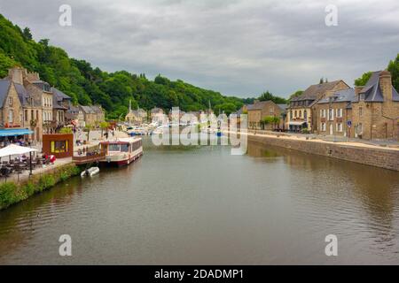 Angeln und Sporthafen am Rance Fluss in Dinan, von diesem Punkt ist es schiffbar in der Nähe von Saint Malo. Dinan, Britatany, Frankreich Stockfoto